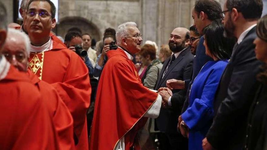 El deán saluda a Iglesias Caunedo y al resto de los concejales del PP al finalizar la misa mayor de San Mateo.