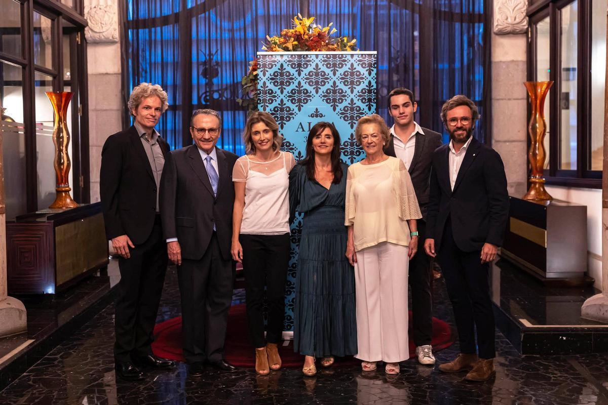 La editorial Alba brinda por sus 30 años. En la foto, David Martínez, Javier Moll (presidente de Prensa Ibérica), Ainhoa Moll, Idoia Moll (directora de Alba editorial), Arantza Sarasola, Olivier Martínez Moll, y Aitor Moll (CEO de Prensa Ibérica).