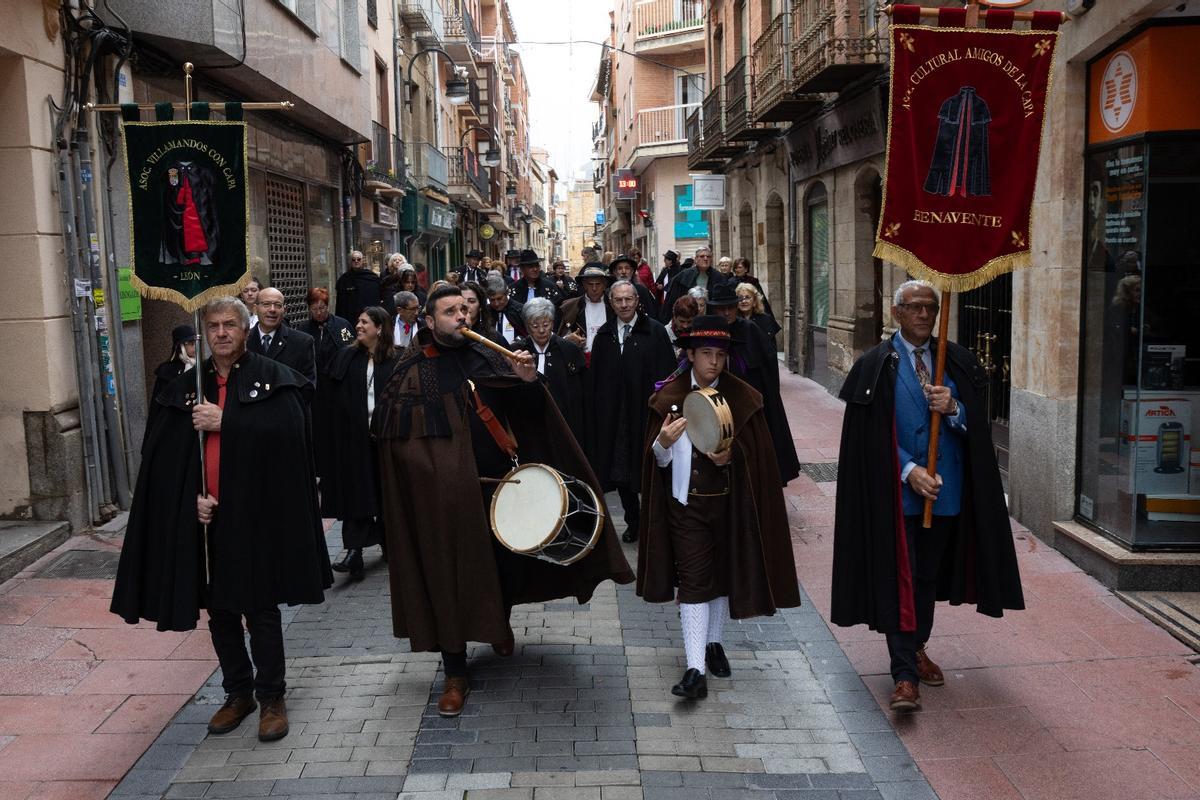Pasacalles de los Amigos de la Capa, por la calle La Rúa.