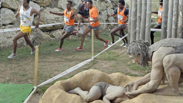 Gebremarian encabeza al resto de competidores en el cross que atraviesa el parque arqueológico.