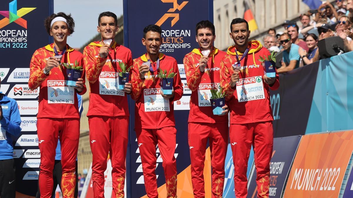 Los maratonianos españoles posan con su medalla de bronce en el Europeo