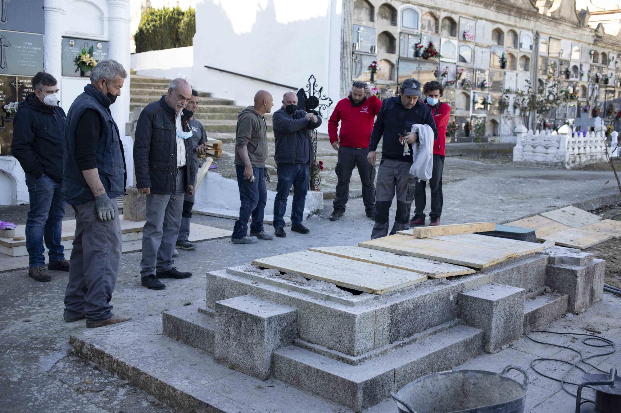 Desmontan el mausoleo del primer fascista de España para buscar los restos de nueve republicanos represaliados