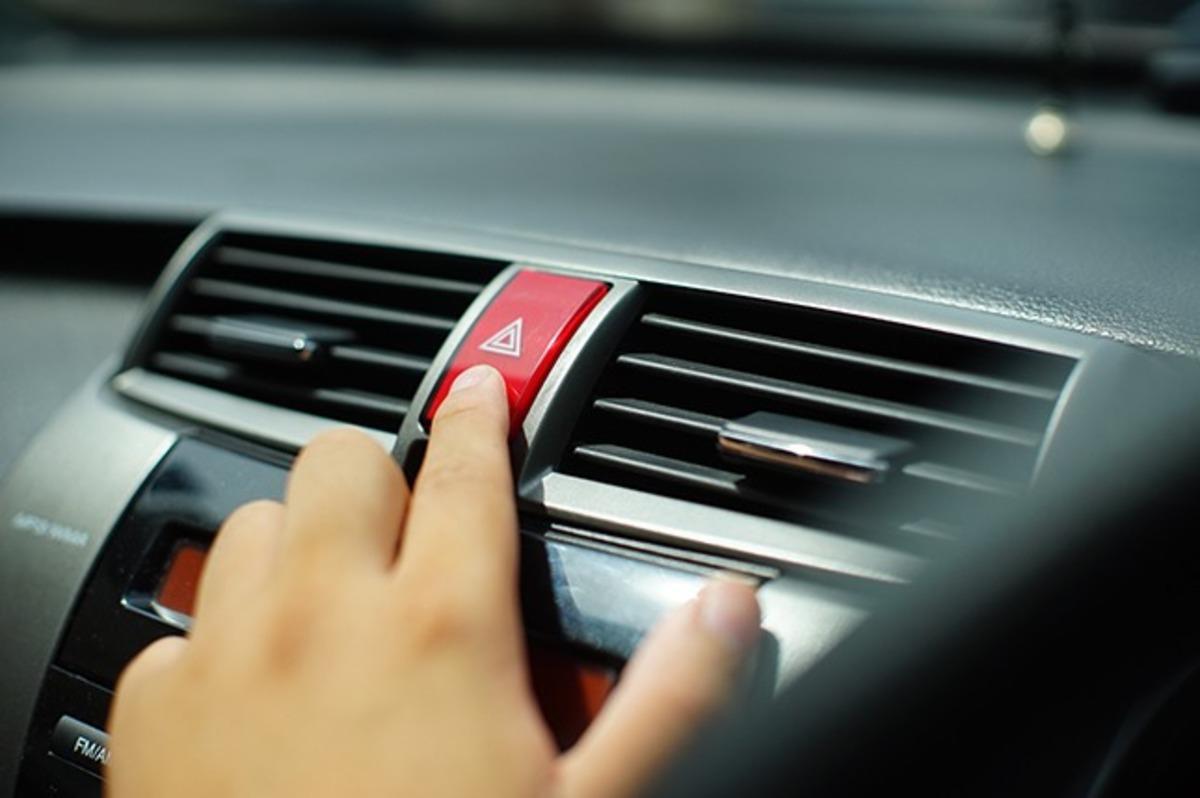 Las luces de emergencia son el primer aviso visual de que hay un imprevisto en la carretera; se deben usar junto a la baliza V16.