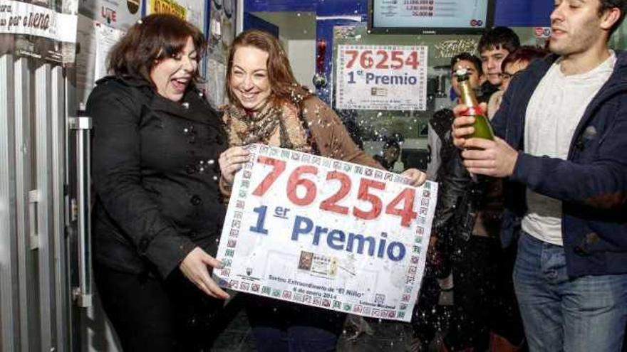 Un grupo de personas celebra el premio de la Lotería del Niño en Monforte, el pasado día 6. / efe