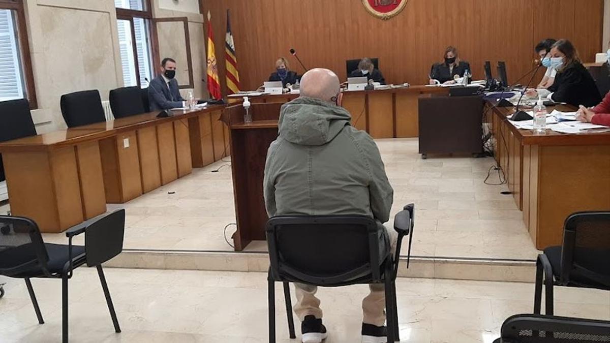 El acusado de violar a su expareja en Capdepera, durante el juicio en la Audiencia de Palma.