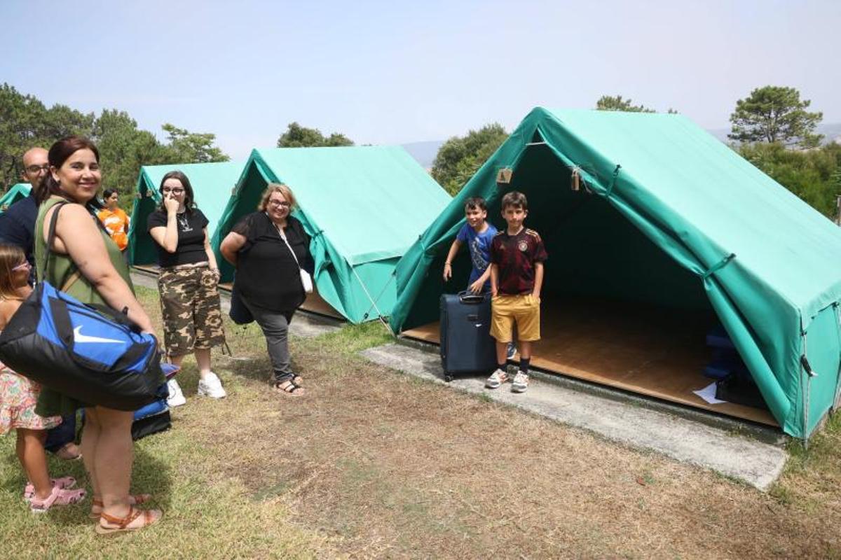 Las familias acompañaron a los niños hasta las tiendas de campaña.