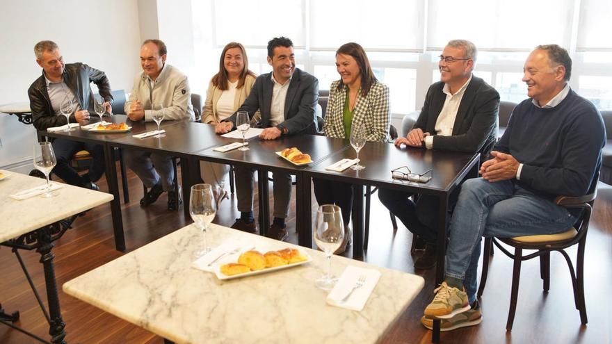 Campos, Crespo, Somoza, López, Seijas, Maril y Otero, durante el almuerzo informativo de ayer.