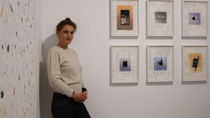 Lilly Lulay con ‘De/ Composed Narratives’ (izquierda) y obras de la serie ‘Early Digital Tech’.