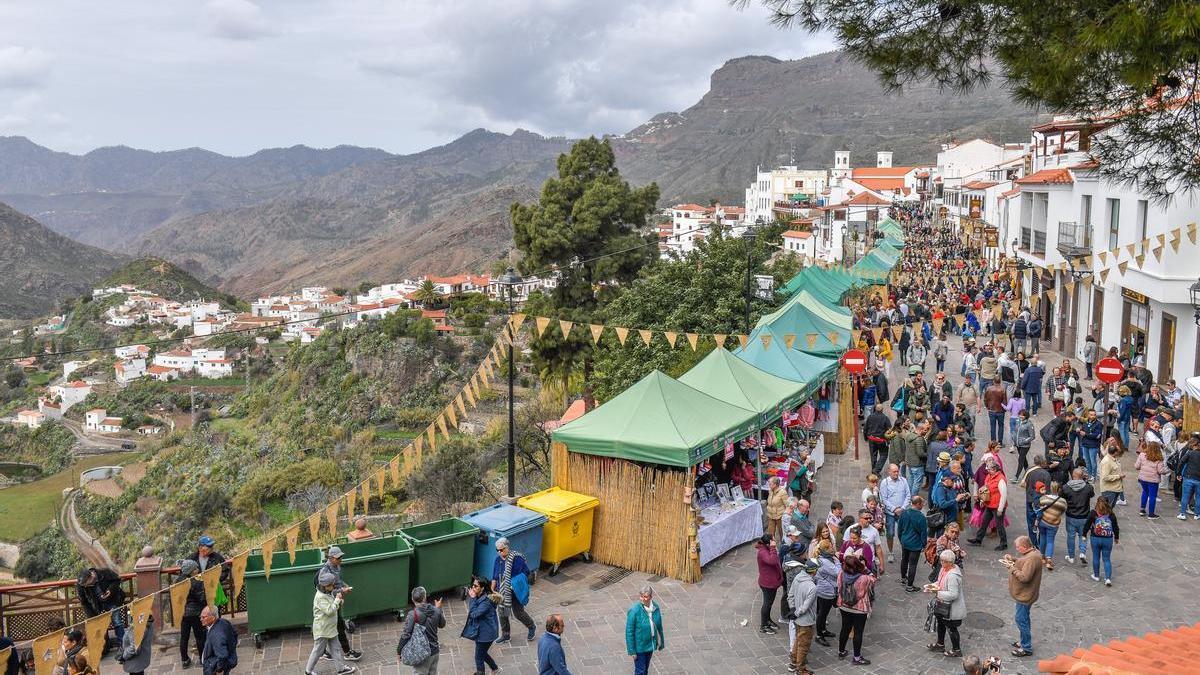 Vista de un núcleo de viviendas próximas al casco de Tejeda, durante la Fiesta del Almendro en Flor.