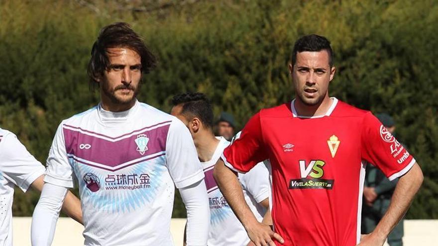 El delantero Pedro Martín junto a Fran Moreno en el duelo ante el FC Jumilla.