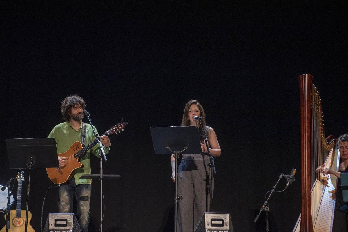 Actuación de Xoán Curiel, acompañado da tamén cantante Iris Gey.