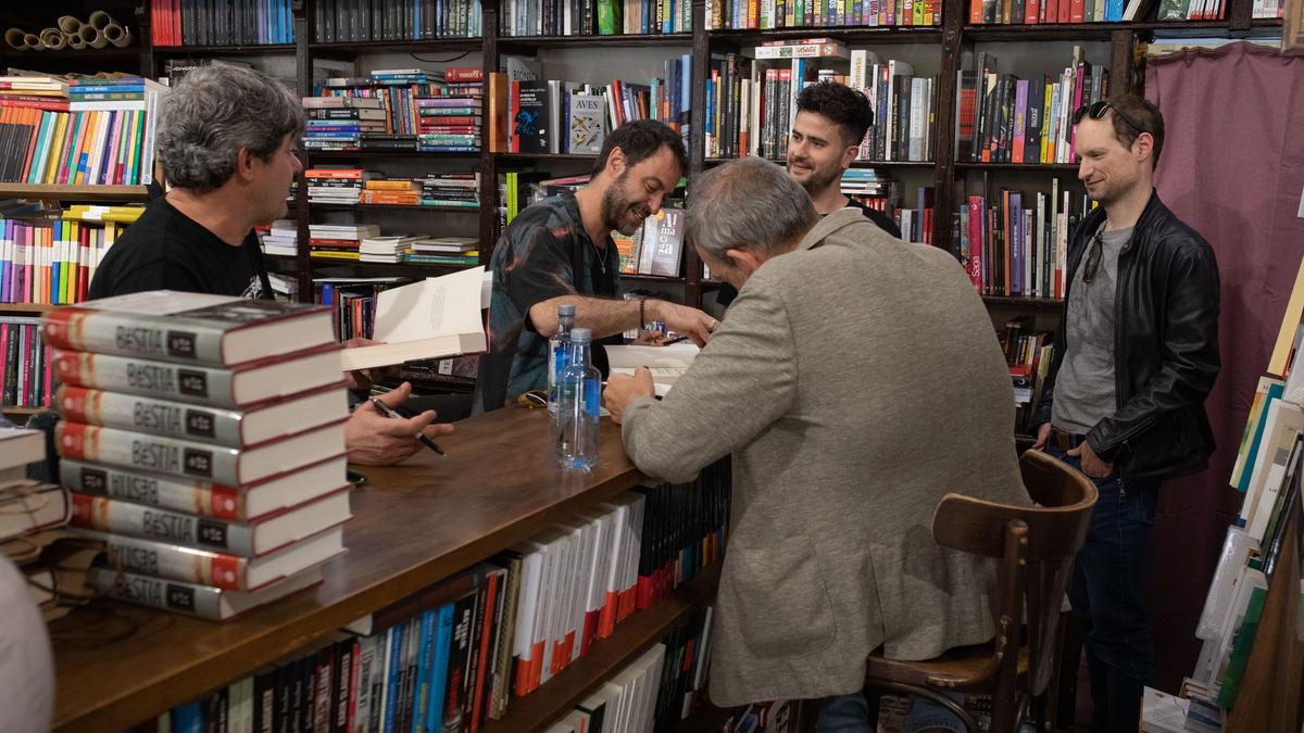 Firma de libros de Carmen Mola en la librería Semuret de Zamora