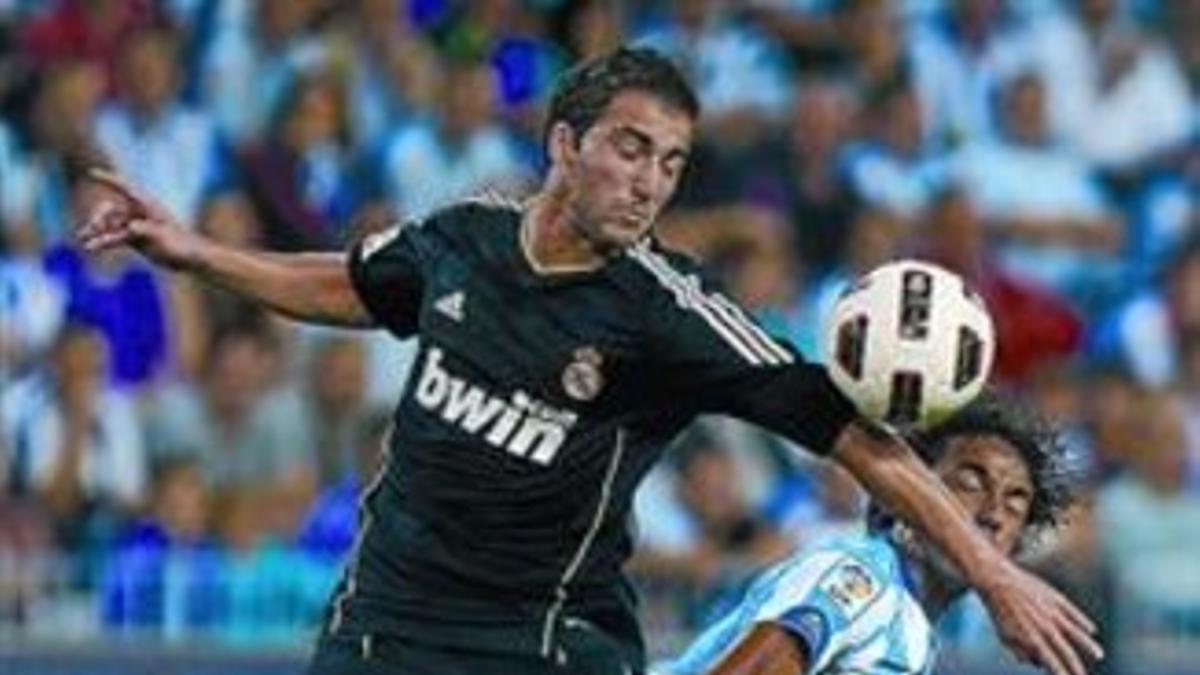 Higuaín lucha por controlar el balón ante Weligton, ayer en Málaga.