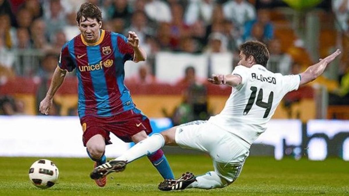 Messi supera a Xabi Alonso el pasado sábado en el Bernabéu.