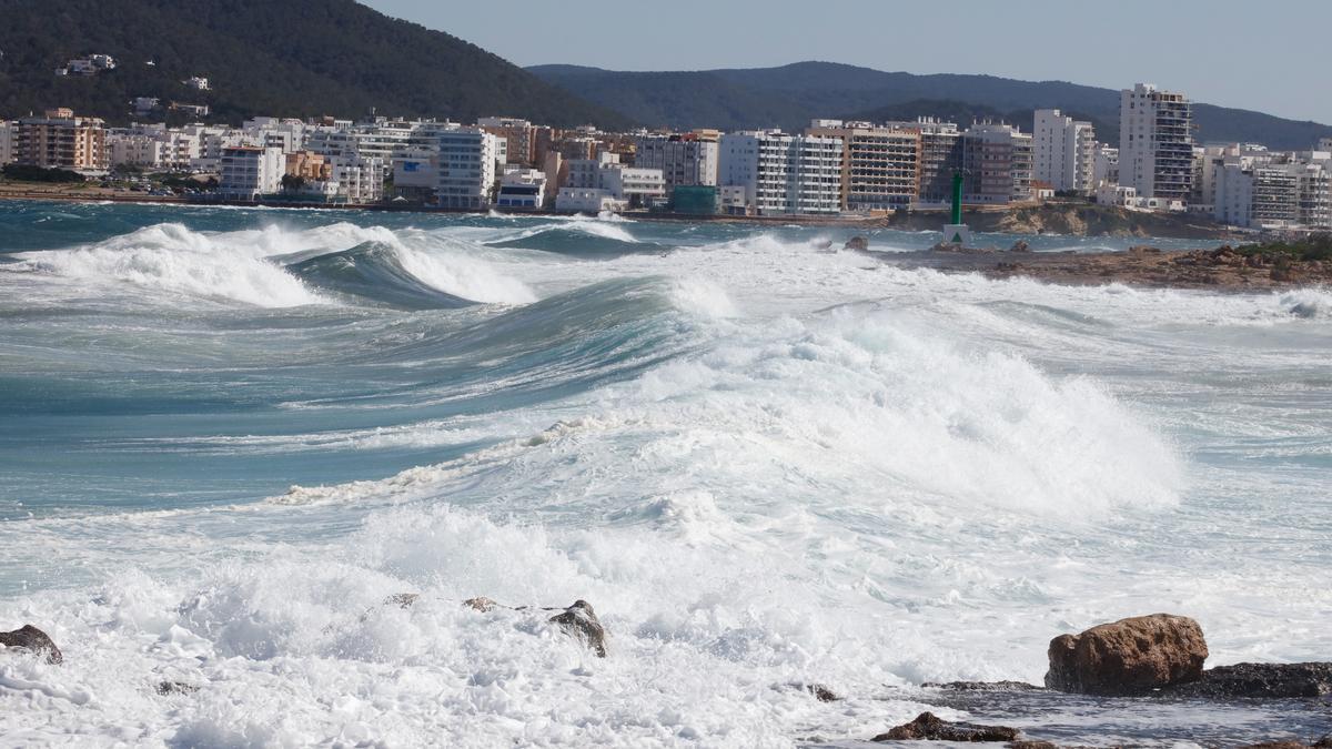 Las imágenes de temporal de viento y oleaje en Ibiza y Formentera.