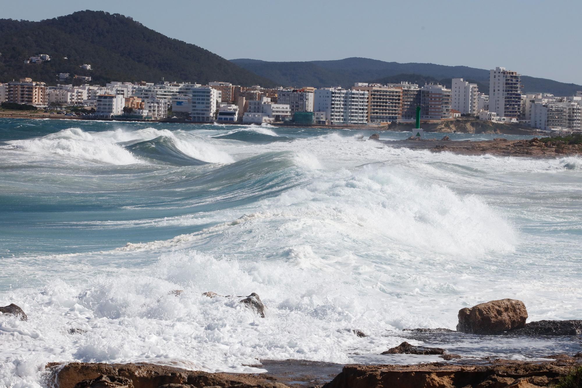 Las imágenes del temporal de viento y oleaje que azota Ibiza y Formentera