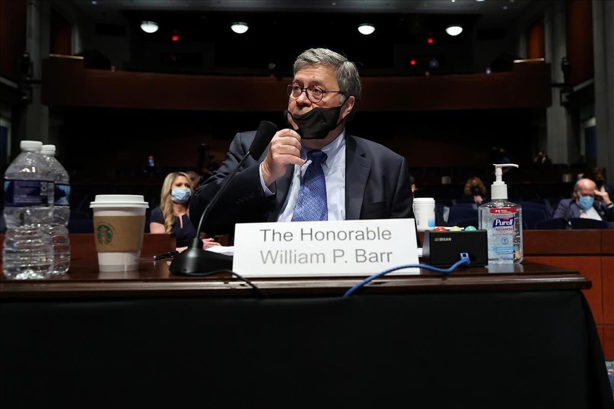 zentauroepp54278334 u s  attorney general william barr removes his mask after a 200728211238
