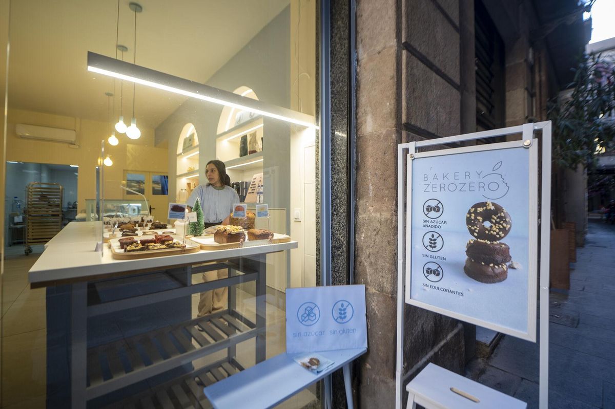 Barcelona 13.12.2024. Barcelona. La reposteria Bakery ZeroZero (antes Blue Truffle) en el número 10 de la calle de les Semoleres, uno de los locales que ha comprado el Ajuntament para reactivar el comercio de barrio. Fotografía de Jordi Cotrina