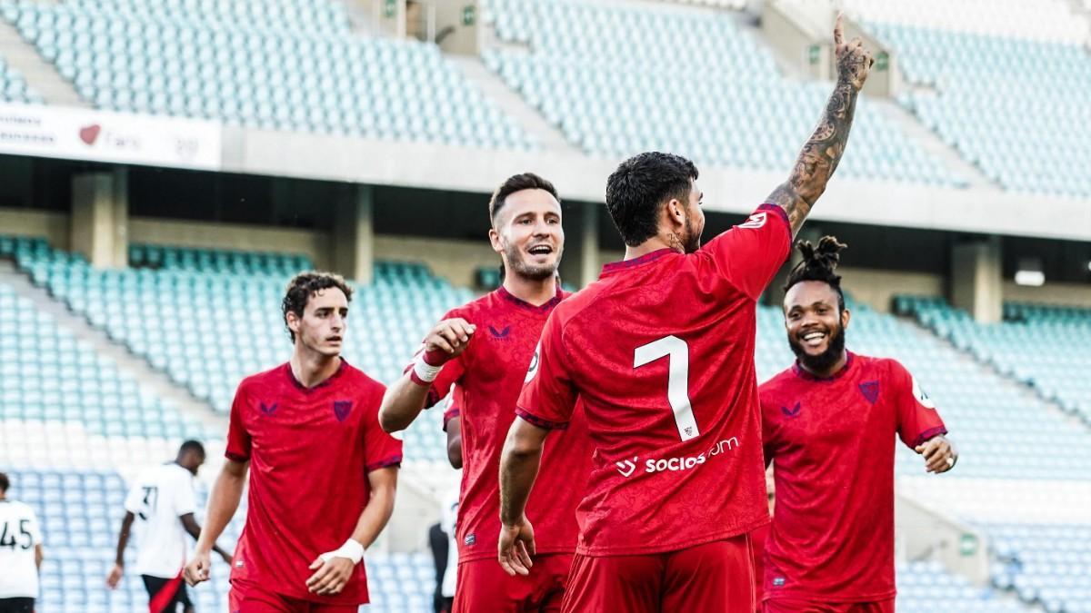 Los jugadores del Sevilla celebran un gol