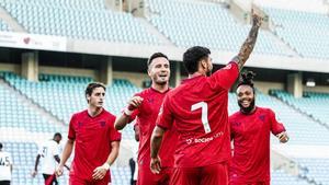 Los jugadores del Sevilla celebran un gol