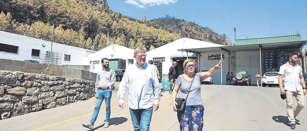 El president Ximo Puig, junto con la alcaldesa de Bejís, Mª José Madrid, en una visita a la población tras el incendio.