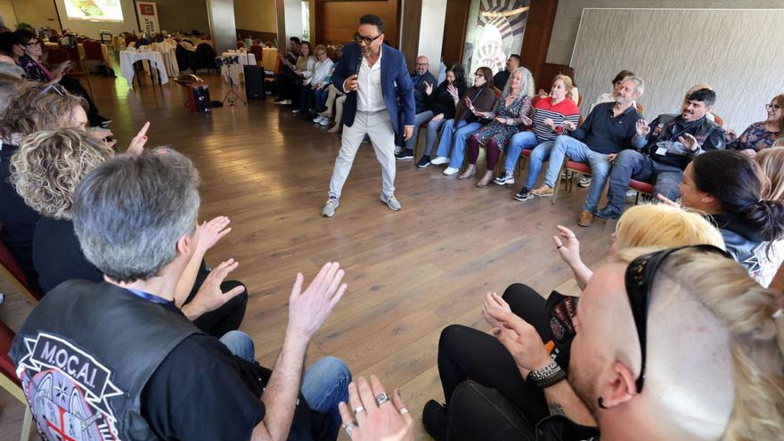 Pedro Campos, en el centro, durante el taller que impartió en el marco de la Asamblea General de la Feaadah, celebrado recientemente en Vigo. | Marta G. Brea