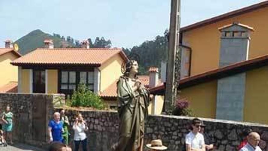 Un instante de la procesión en Rales.