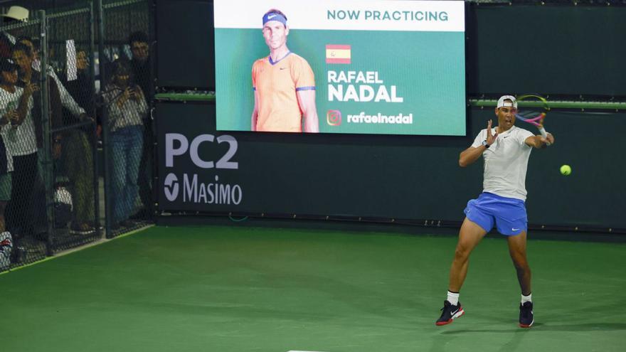 Rafael Nadal, ayer, durante su sesión de entrenamiento en Indian Wells.  | EFE/JOHN MABANGLO