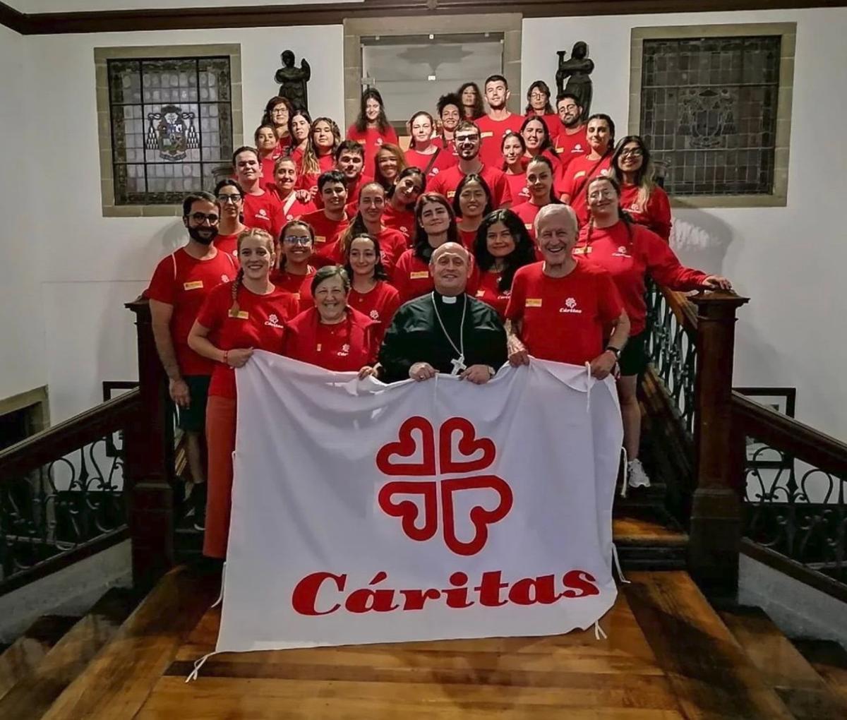 Monseñor Prieto, centro, con Pilar Farjas y otros voluntarios de Cáritas Diocesana.