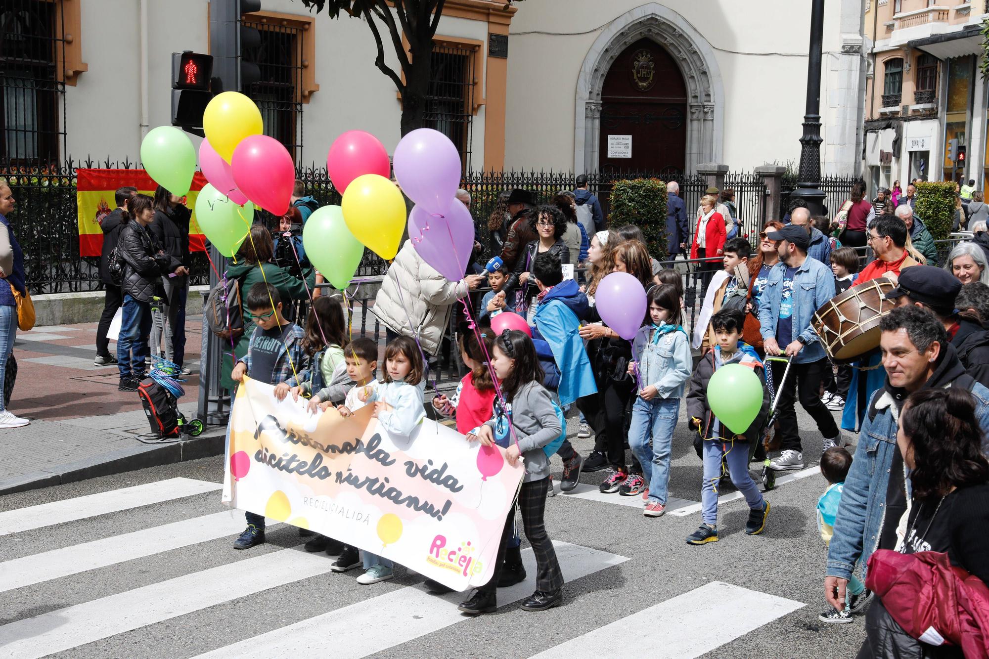 Los partidarios de la oficialidad del asturiano se manifiestan en Oviedo.