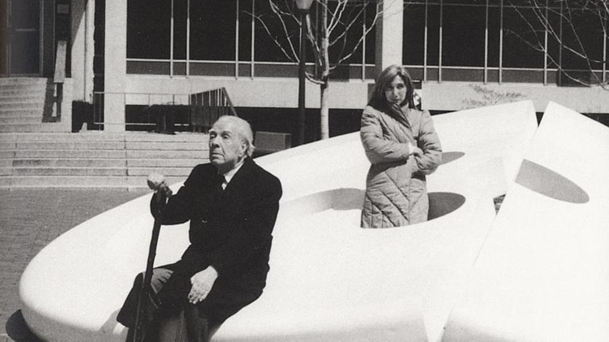 Los escritores Jorge Luis Borges y su mujer María Kodama con una escultura de Claes Oldenburg en Filadelfia, EEUU, en 1984.