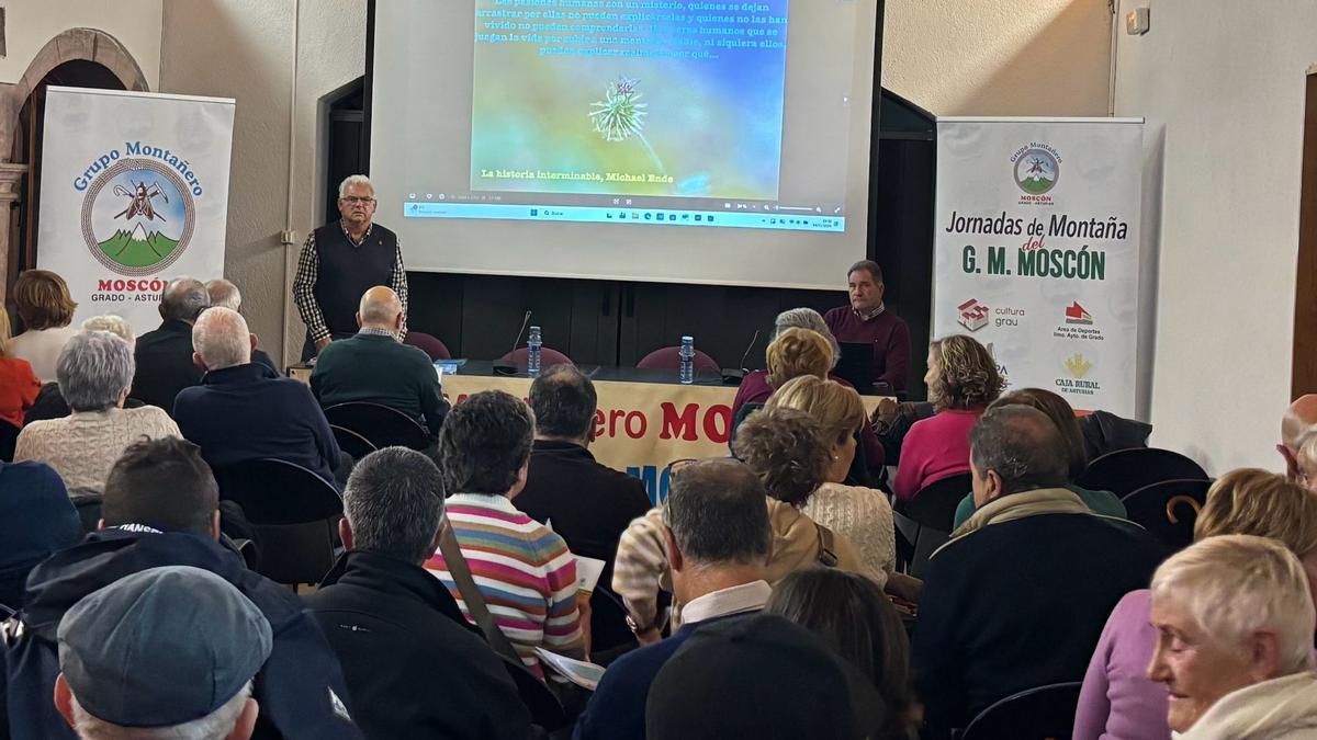 La sala donde se celebró el acto, llena de público, este lunes en Grado.
