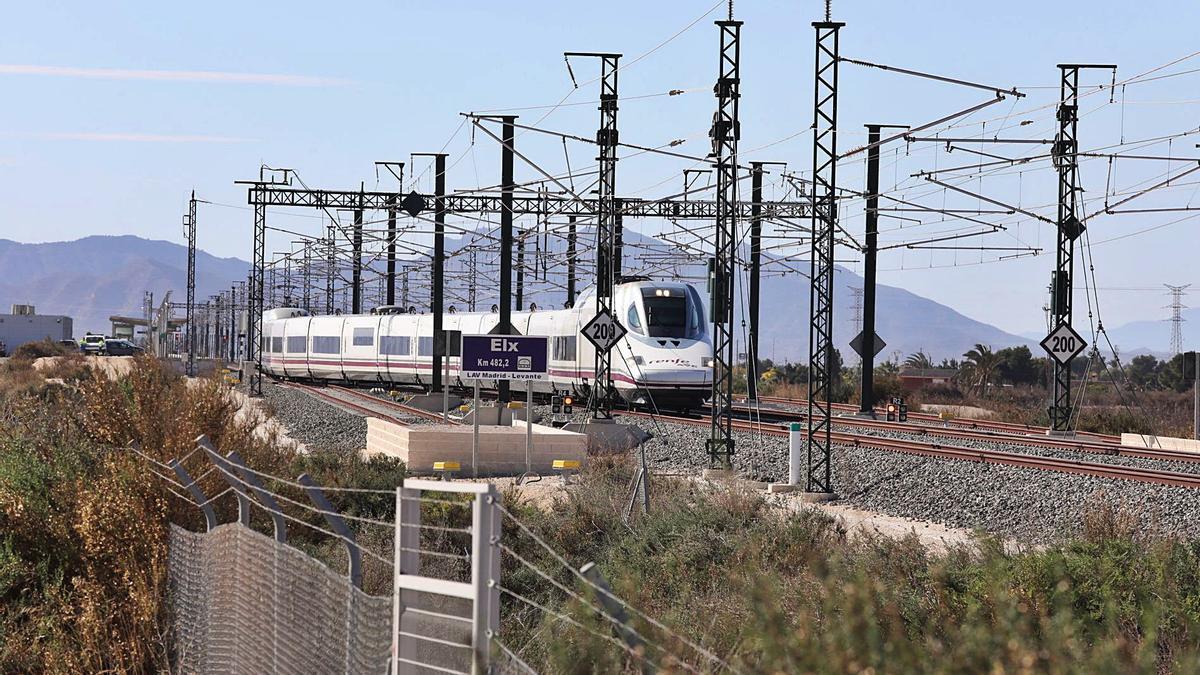 Un tren llegando a la nueva estación de alta velocidad de Elche tras su inauguración la semana pasada. | ANTONIO AMORÓS