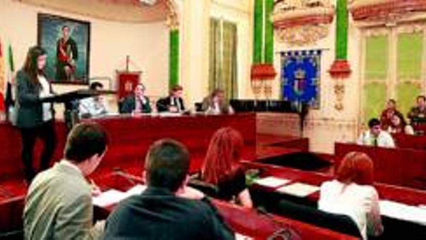 Alumnos del Moñino debaten en la diputación