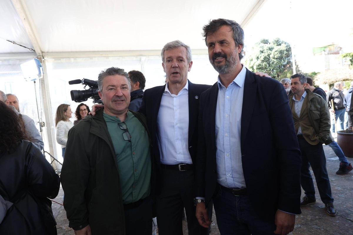 Fueron muchos los que quisieron fotografiarse con Alfonso Rueda durante su visita a la villa meca.