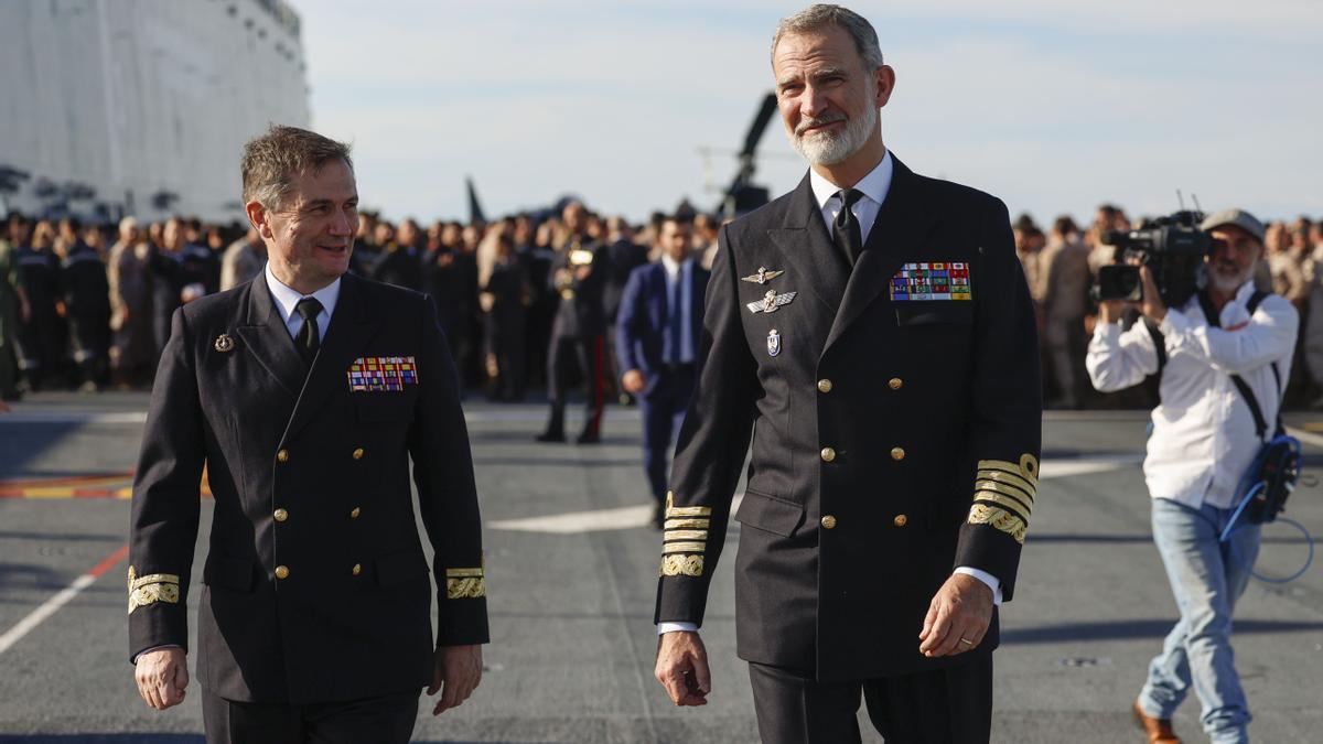 Felipe VI, en el porta-aeronaves ‘Juan Carlos I’, en Tallin (Estonia).