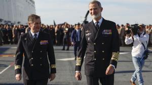 Felipe VI visita en Tallin el portaeronaves ‘Juan Carlos I’ tras su misión en el Báltico