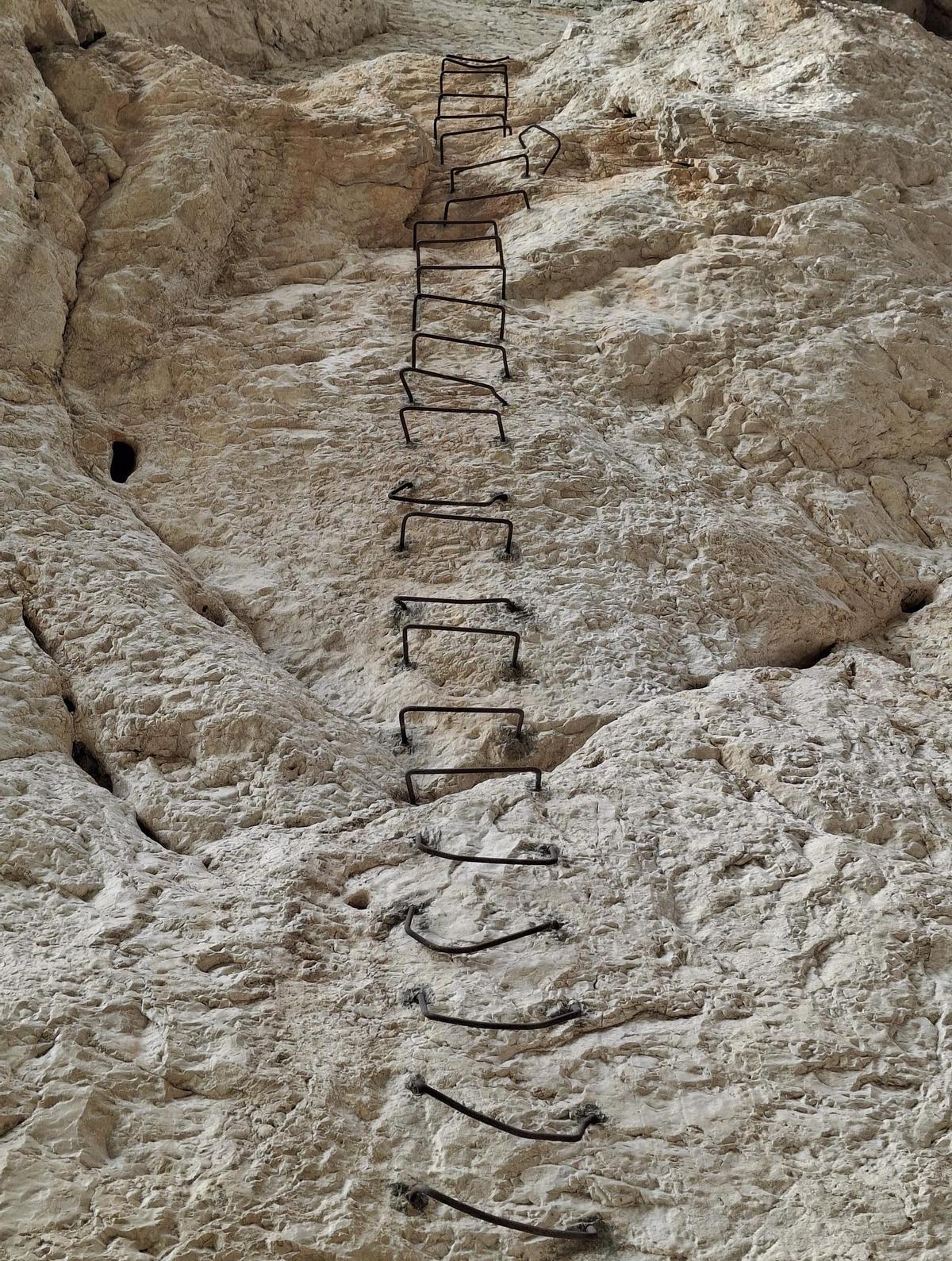 Una precaria escalera grapada en la roca