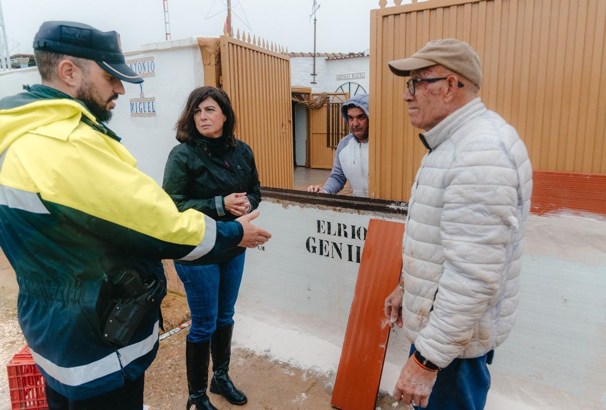 La alcaldesa de Palma del Río y un agente de la Guardia Civil conversan con vecinos de las zonas afectadas en la tarde del miércoles.