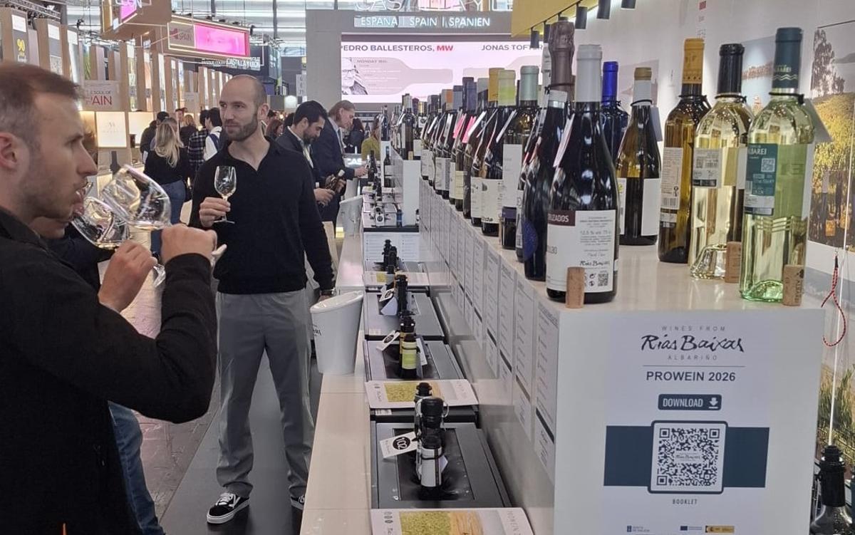 Asistentes al túnel del vino de la DO Rías Baixas en la feria de Alemania.