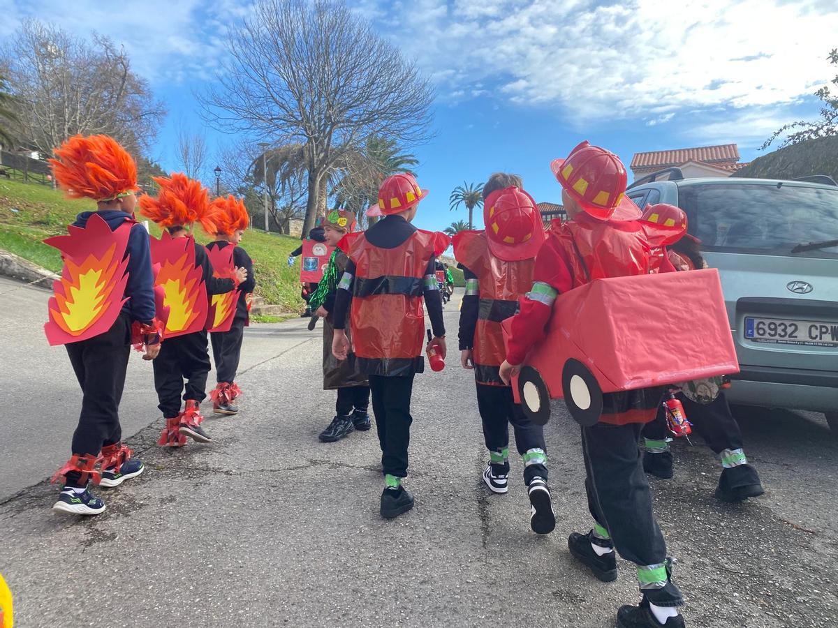 Antroxu intergeneracional en Llastres, con el alumnado y el profesorado del colegio Matemático Pedrayes