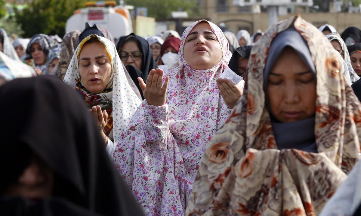 Los musulmanes celebran el fin del Ramadán. Fiesta del Eid al-Fitr en el santuario de Abdol-Azim, en Teherán (Irán).