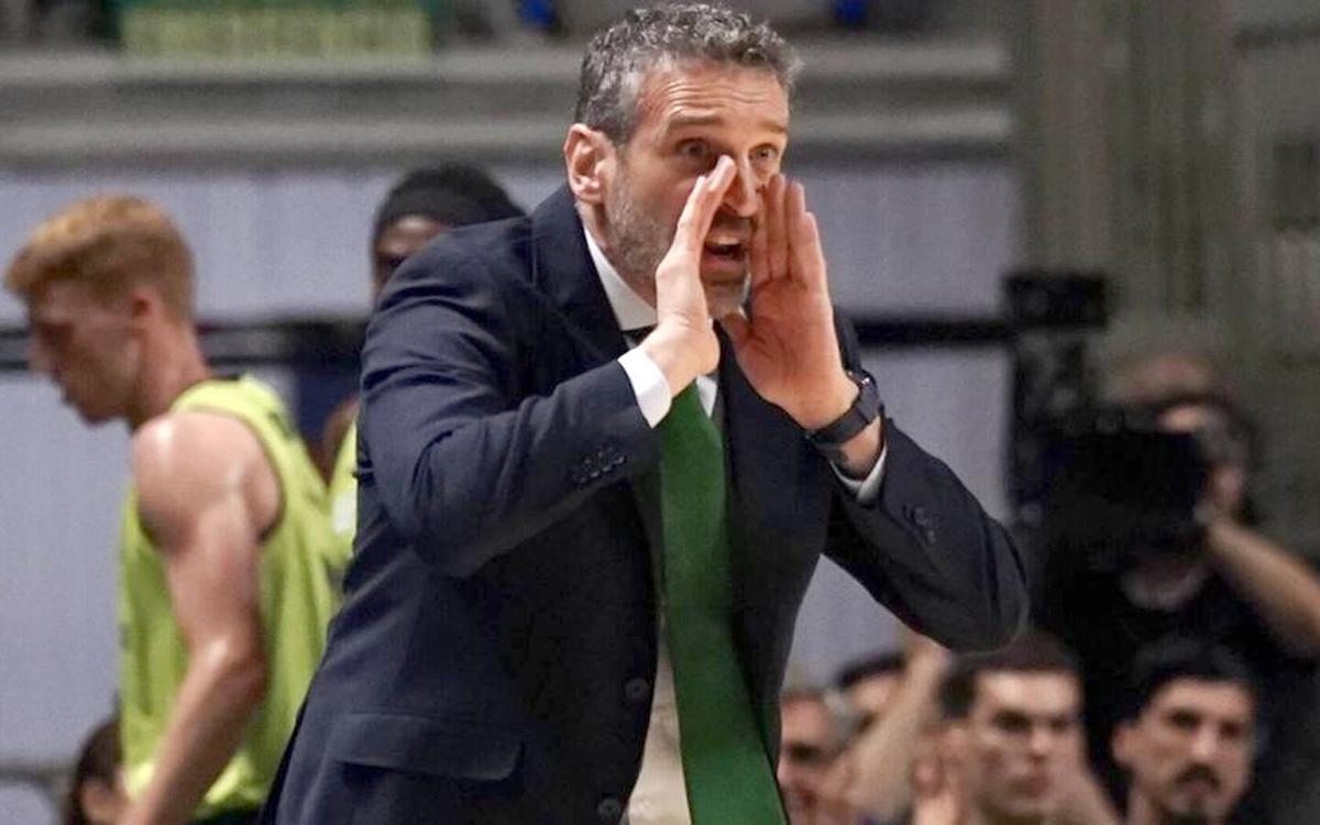 Ibon Navarro dando instrucciones en el duelo ante el Dreamland Gran Canaria.