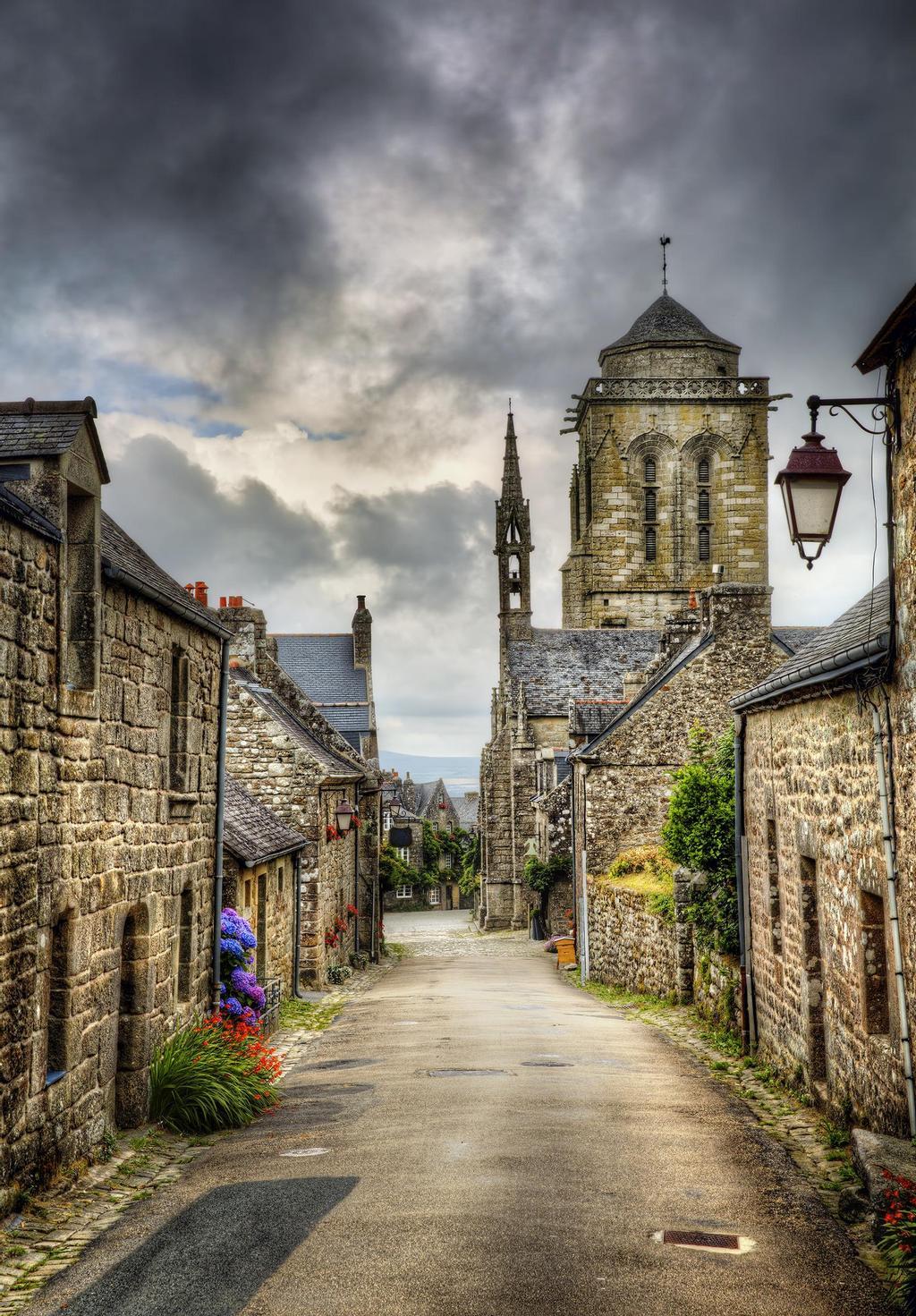 Una calle de Locronan con la iglesia al fondo