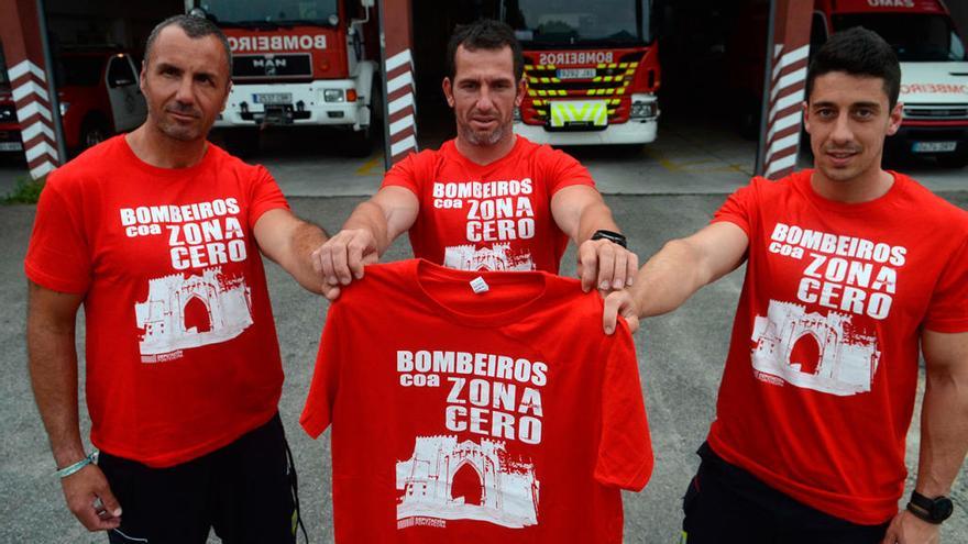 Tres bomberos muestran la camiseta a la venta. // Noé Parga