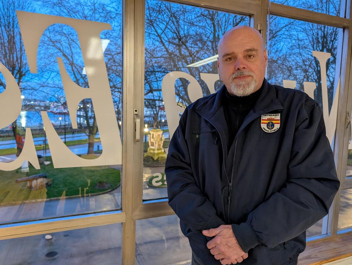 José Antonio López Salazar, en la redacción de LA NUEVA ESPAÑA, con la estatua de Pedro Menéndez al fondo