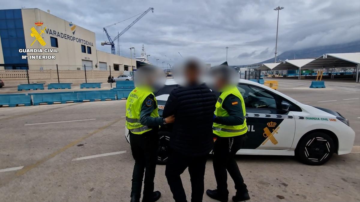 La Guardia Civil con el detenido con más de cinco kilos de cocaína en Dénia.