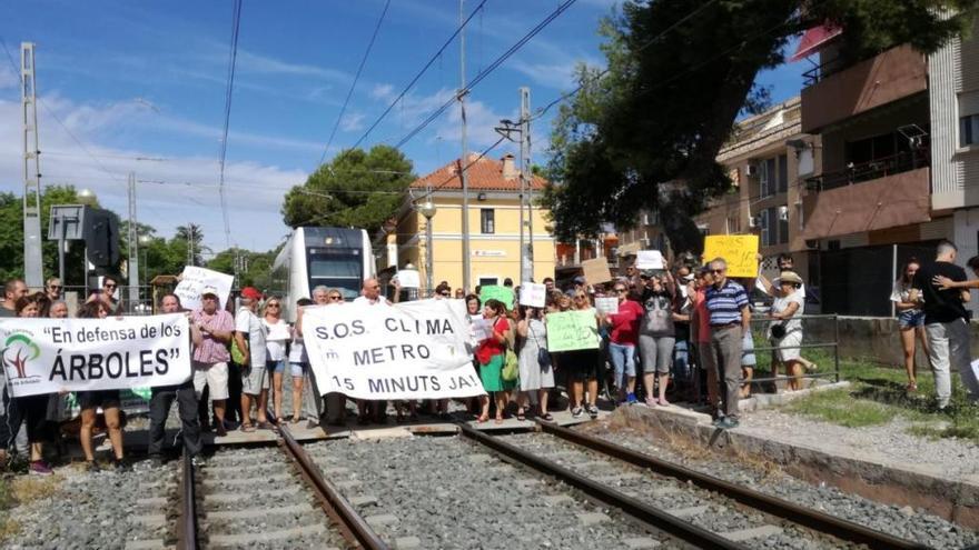 Vecinos de La Canyada cortan el metro para pedir frecuencias de 15 minutos