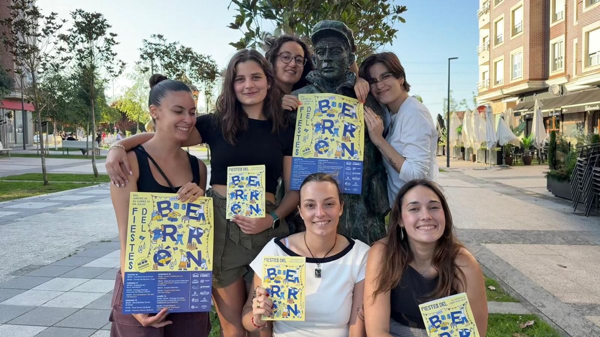 Agachadas, por la izquierda, Lucía García y Alicia Rodríguez. De pie, por la izquierda, Nayara García, Laura Díaz, Alba Gómez y María García, en la plaza El Ferroviario en El Berrón.