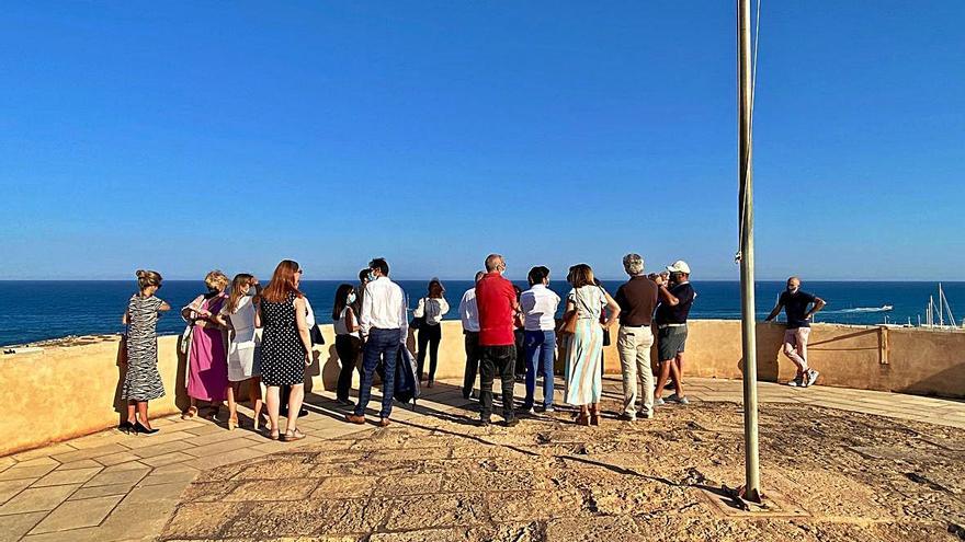 Las visitas a La Illeta y al yacimiento arqueológico de La Illeta dels Banyets ofrecen el acompañamiento de guías oficiales.